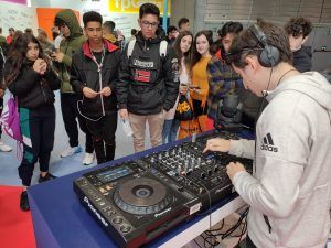 Alumno de CampusFP en una acción práctica. Las prácticas cumplen un papel destacado, ya que son una de las formas de evaluar las competencias reales del alumnado.