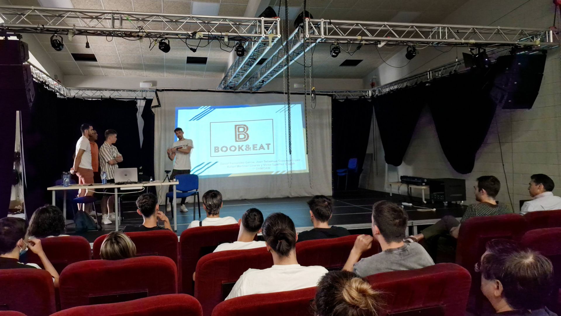 alumnos de 1º de Desarrollo de Aplicaciones Multiplataforma de nuestro centro de Getafe, Daniel, Sebastián Víctor y Rafa
