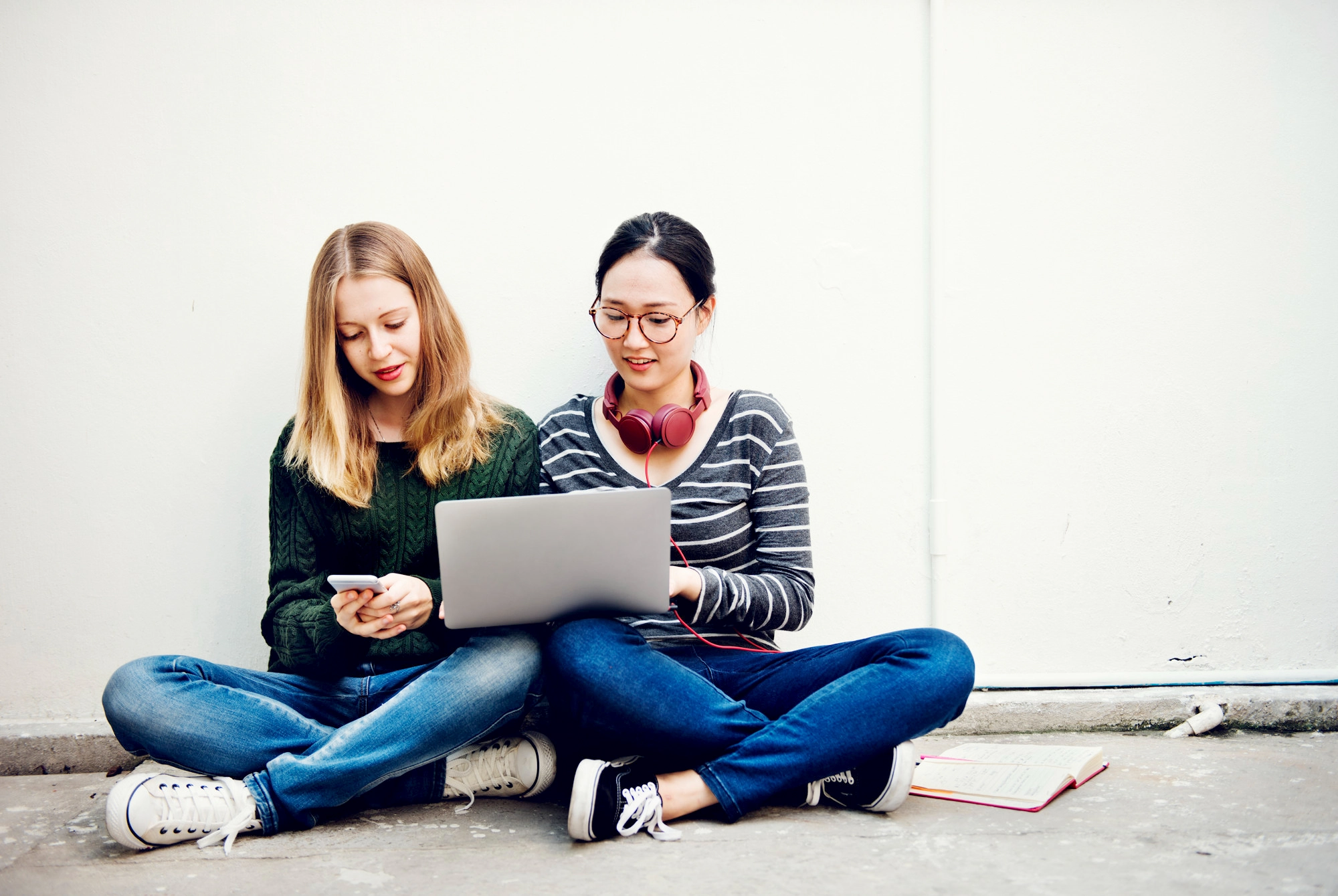 Estudiante de formación profesional consultando los plazos y cuantías de las becas MEC 2026 para estudiar en CampusFP.