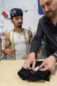 alumnos de campufp poniedo precio a una prenda