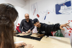 alumnos de patronaje y moda realizando trabajos de la fp