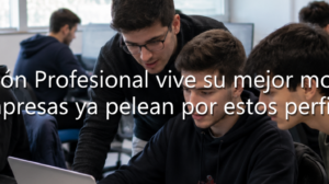 Grupo de estudiantes del ciclo de Administración de Sistemas Informáticos en Red (ASIR) trabajando en equipo con ordenadores portátiles y equipos informáticos durante una clase práctica.