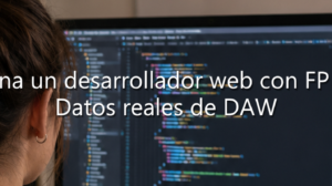 Programadora vista de espaldas trabajando con código en una pantalla de ordenador, con el texto superpuesto: "¿Cuánto gana un desarrollador web con FP en España? Datos reales de DAW".