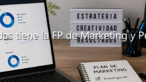 Escritorio con un portátil mostrando métricas de analítica web, cámara de fotos, panel luminoso y cuaderno de estrategia, con el texto superpuesto: "¿Qué salidas tiene la FP de Marketing y Publicidad?".