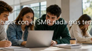 Estudiantes del ciclo SMR trabajando con ordenadores en un aula moderna, representando las oportunidades laborales tras finalizar el Grado Medio en Sistemas Microinformáticos y Redes.