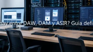 Oficina con monitores mostrando desarrollo web, apps móviles y redes, ilustrando las diferencias entre DAW, DAM y ASIR.