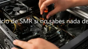 Persona usando destornillador para ajustar piezas en la placa base de un PC, ilustrando estudios del ciclo SMR.