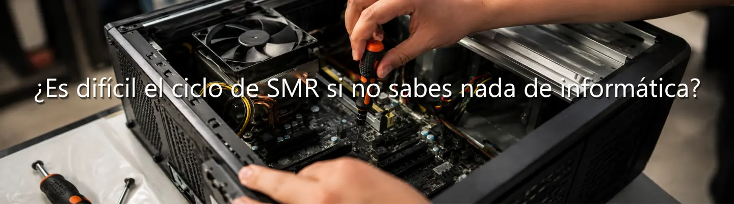 Persona usando destornillador para ajustar piezas en la placa base de un PC, ilustrando estudios del ciclo SMR.
