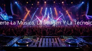 Primer plano de una cabina de DJ profesional Pioneer con platos y mesa de mezclas, frente a una multitud en un concierto con iluminación dinámica de colores, acompañado del texto: "La FP Que Convierte La Música, La Imagen Y La Tecnología En Profesión".
