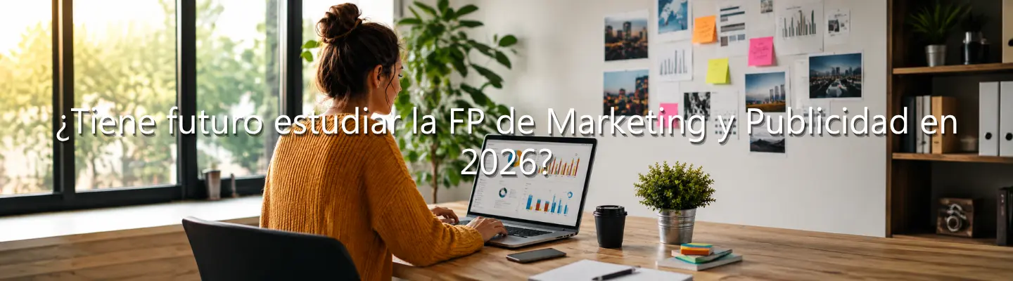 Mujer trabajando en un portátil con gráficos, texto sobre el futuro de la FP de Marketing y Publicidad en 2026.