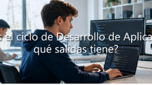 Joven programando frente a varias pantallas de ordenador y un portátil en una oficina, con el texto superpuesto: "DAW: ¿qué es el ciclo de Desarrollo de Aplicaciones Web y qué salidas tiene?".