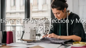 Joven trabajando con una máquina de coser en un taller de costura, con el texto superpuesto: "¿Qué salidas tiene el FP de Confección y Moda en Madrid capital?".