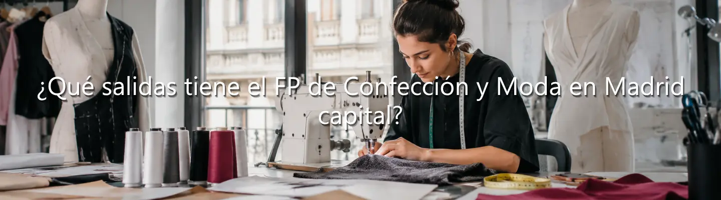Joven trabajando con una máquina de coser en un taller de costura, con el texto superpuesto: "¿Qué salidas tiene el FP de Confección y Moda en Madrid capital?".