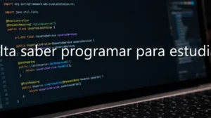 Portátil mostrando código Java con el texto ¿Hace falta saber programar para estudiar DAM?