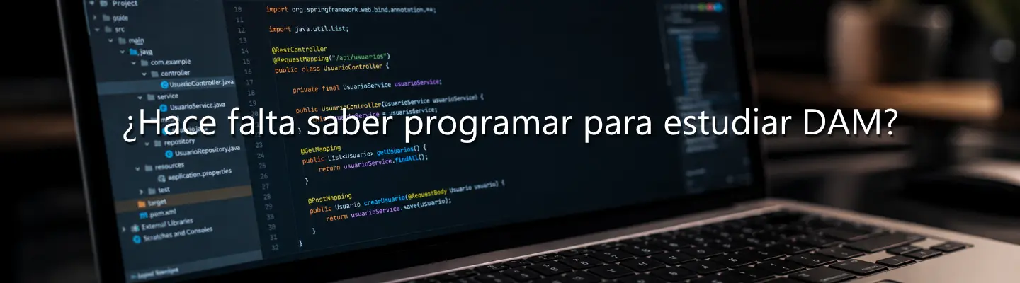Portátil mostrando código Java con el texto ¿Hace falta saber programar para estudiar DAM?