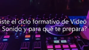 Mesa de mezclas, portátil y micrófono con texto sobre el ciclo formativo de Vídeo Disc-Jockey y Sonido.