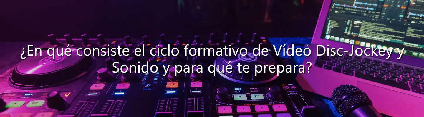 Mesa de mezclas, portátil y micrófono con texto sobre el ciclo formativo de Vídeo Disc-Jockey y Sonido.