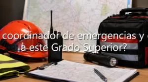 Material de emergencias en mesa con texto sobre qué hace un coordinador de emergencias y acceso al Grado Superior.
