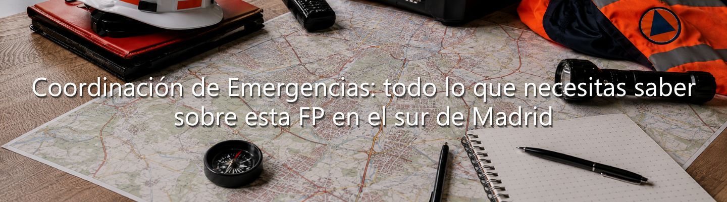 Mesa con mapa, casco, chaleco, brújula y linterna para ilustrar la FP de Coordinación de Emergencias en Madrid.