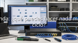 Mesa de trabajo con un ordenador abierto, monitor con esquema de red, switches, cables y herramientas informáticas, con el texto superpuesto: "SMR en Arganda: ¿qué puedes hacer nada más terminar el ciclo?".
