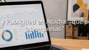 Escritorio de trabajo creativo con portátil mostrando gráficas, tablet, cámara y paletas de color, con el texto superpuesto: "FP Marketing y Publicidad en Atocha: ¿qué perfiles buscan las empresas?".