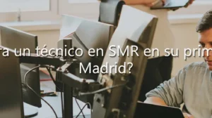 Técnico informático de SMR trabajando con varias pantallas en una oficina sobre sueldo inicial en Madrid.