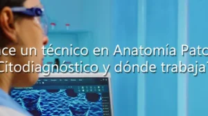 Dos técnicos en anatomía patológica y citodiagnóstico analizando imágenes celulares en un monitor de laboratorio.