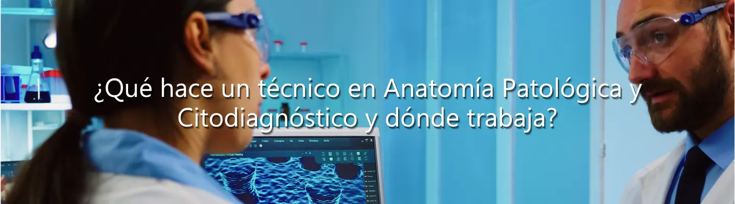 Dos técnicos en anatomía patológica y citodiagnóstico analizando imágenes celulares en un monitor de laboratorio.