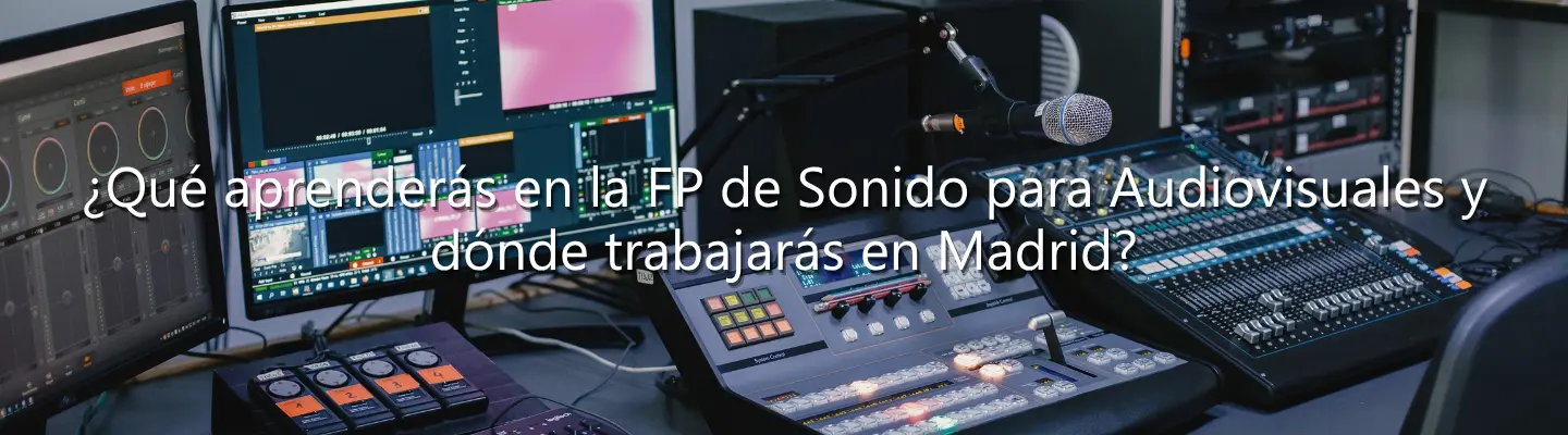 Mesa de mezclas, micrófono y monitores en un estudio profesional para la FP de Sonido para Audiovisuales en Madrid.