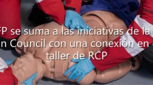 Sanitarios de rojo realizando reanimación cardiopulmonar a un maniquí en un taller de Campus FP.