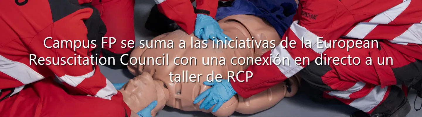 Sanitarios de rojo realizando reanimación cardiopulmonar a un maniquí en un taller de Campus FP.